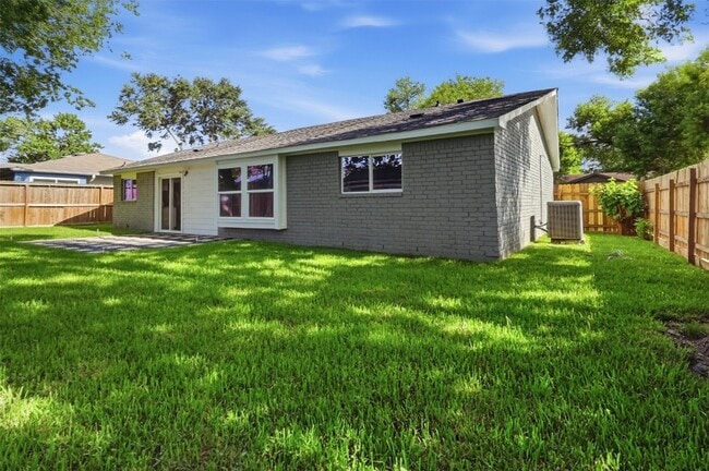 Building Photo - 4767 Beechaven St