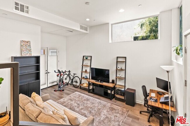 Building Photo - 3034 1/4 N Coolidge Ave