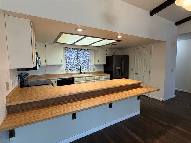 Building Photo - 883 Los Flores St