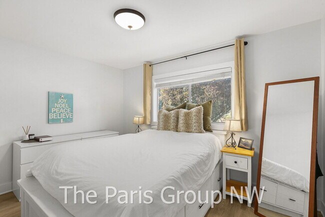 Building Photo - Remodeled Renton Highlands Home * A/C & Great Backyard