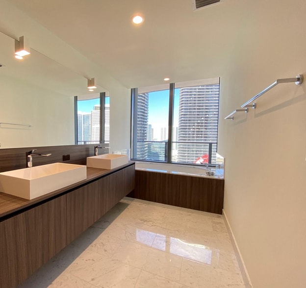 Building Photo - 1000 Brickell Plz