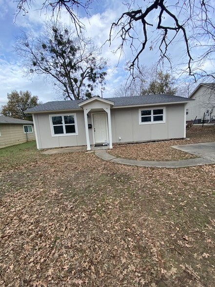 Building Photo - 1231 E Bryan Ave