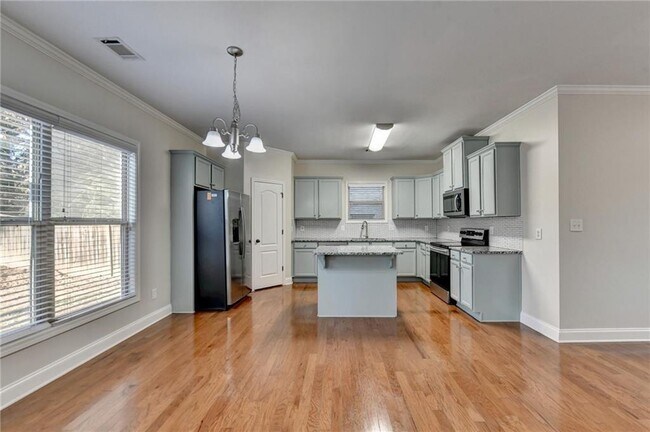 Building Photo - 522 Suwanee Oaks Dr NE
