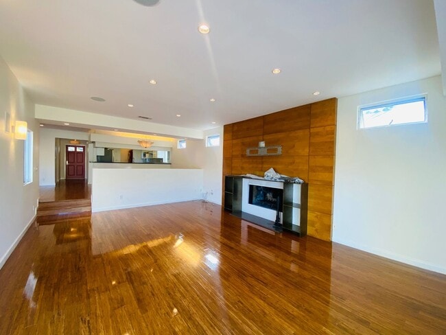 Building Photo - Sitting Proudly on a Vibrant Mar Vista Street, this 3-Bedroom 2-Bathroom Demands Your Attention