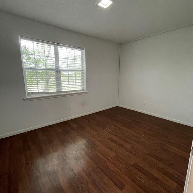 Building Photo - 7700 Creekbend Dr