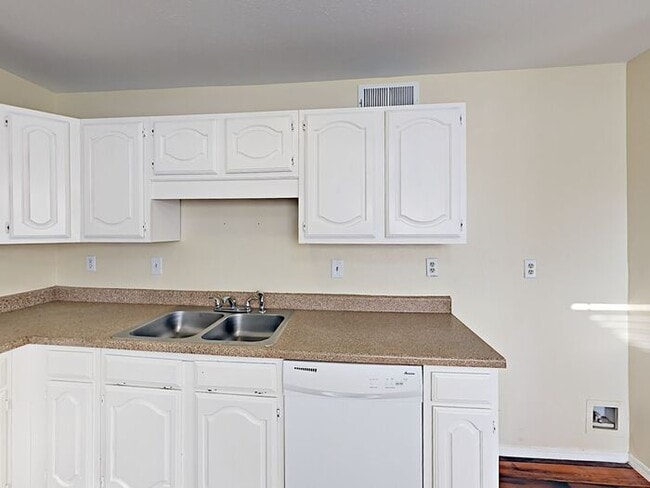 Building Photo - No Application Fee* Plus $250 Off First 2 ...