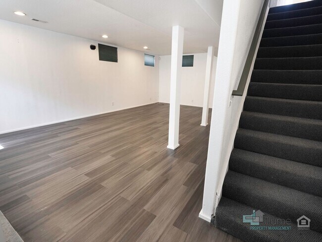 Building Photo - West Linn Single Family 3 Bd/2.5 Bth w/ Ba...