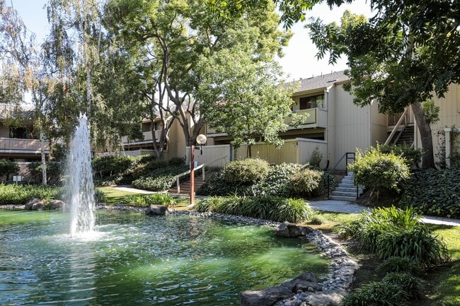 Building Photo - Spacious unit with a central location