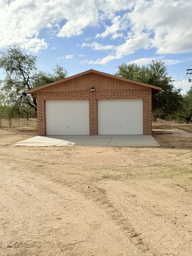 Building Photo - 840 W Calle Concordia