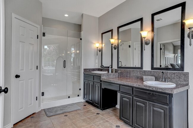 Building Photo - 105 Golden Rd