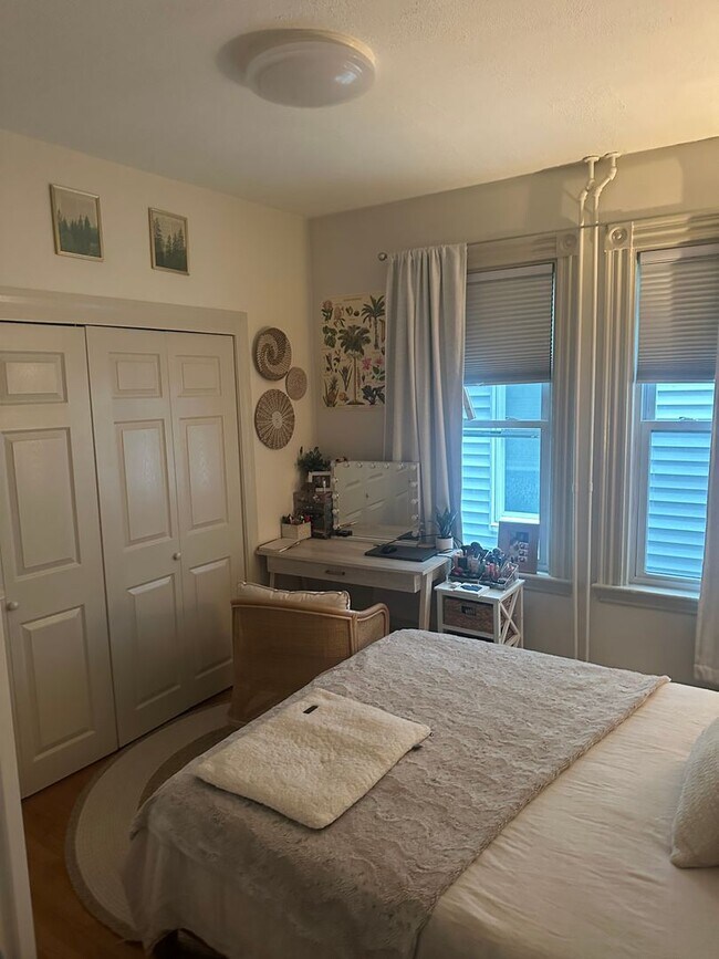 Building Photo - Bright 2 Bed in South Boston • Pets OK • Available 9/1/2026