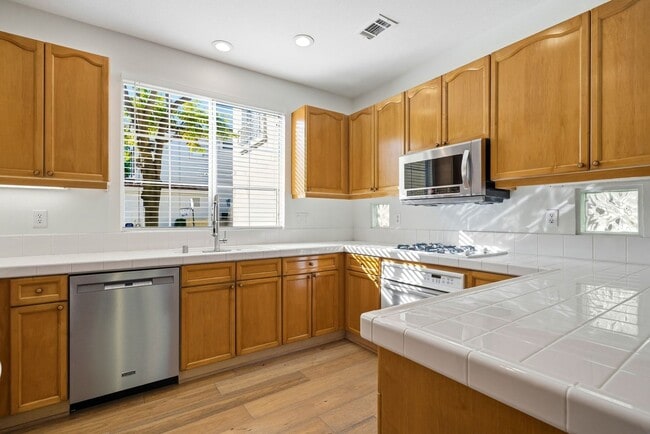 Building Photo - Beautiful 3 Bedroom 2.5 Bath Single Family...