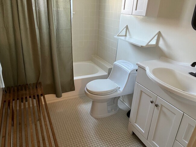 Bathroom 2 - 810 Crestmoore Pl