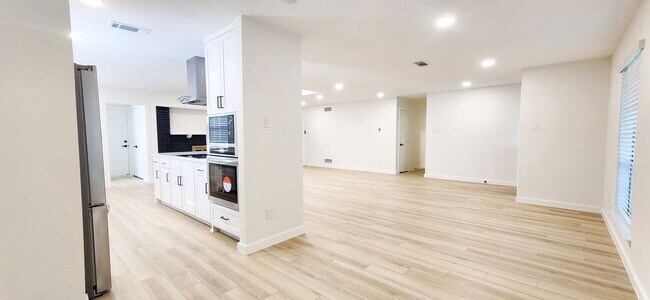 Building Photo - 1607 Centenary Dr