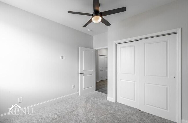 Building Photo - 5675 Sofias Cir