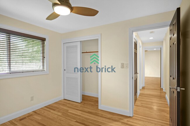 Building Photo - Spacious 5 Bed 2.5 Bath for Rent in Bellevue!