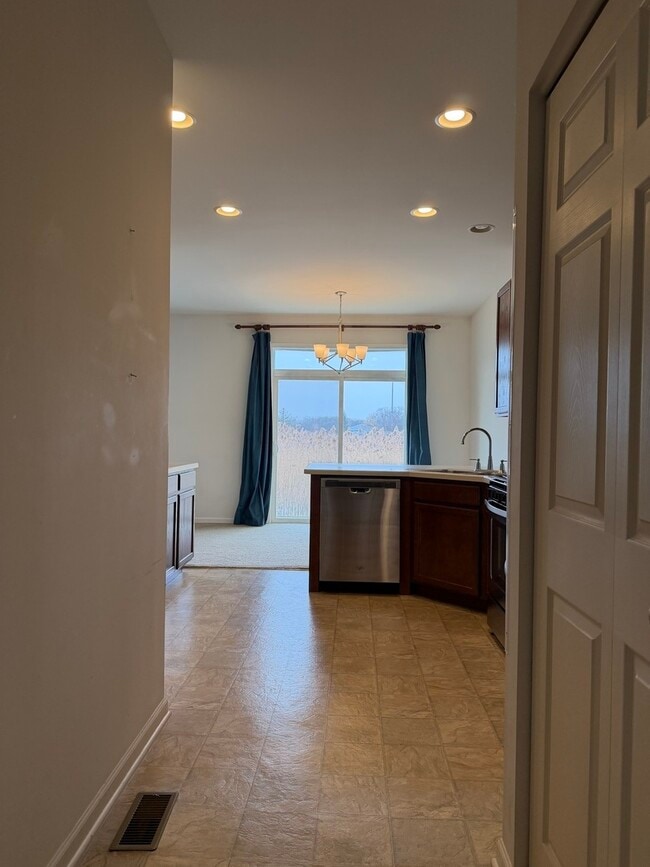 Building Photo - 544 Silverton Dr