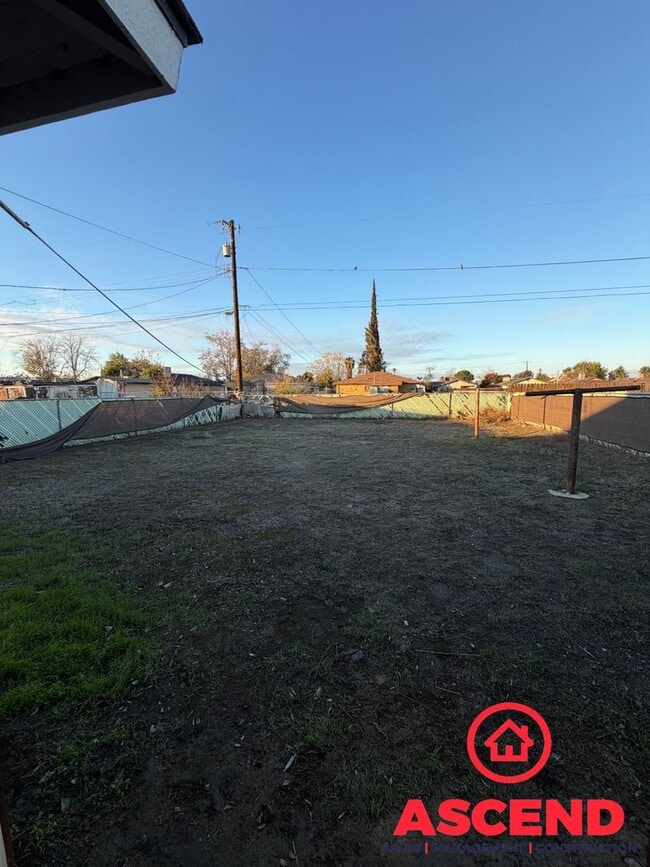 Building Photo - 3 Bedroom Home in East Bakersfield