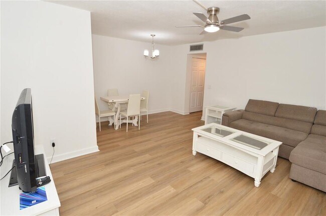 Building Photo - 4700 Cove Cir
