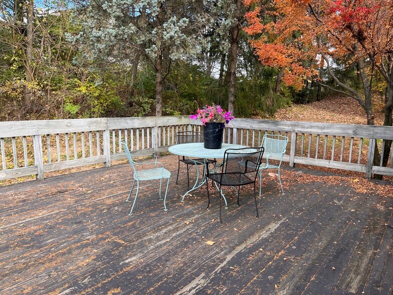 Large deck - 2254 Apple Rd