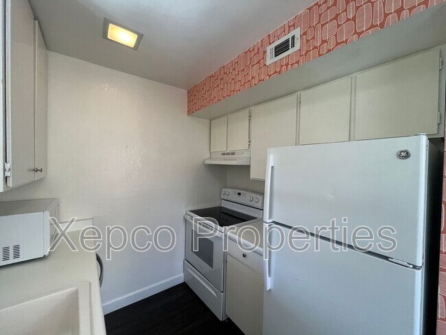 Building Photo - 5300 E Waverly Dr
