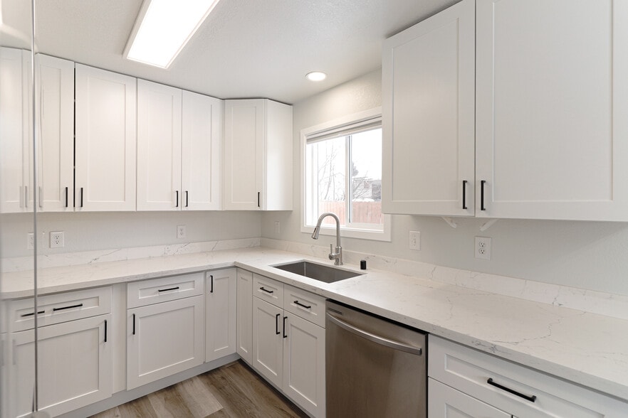 Building Photo - 8202 Mentra St