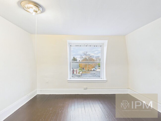 Building Photo - RENT SPECIAL! 1/2 FIRST MONTHS RENT IF DEPOSIT PLACED BY 3/31!