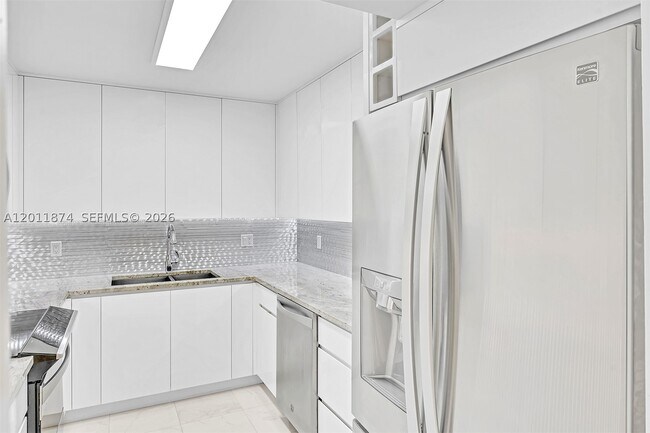 Building Photo - 2500 Parkview Dr