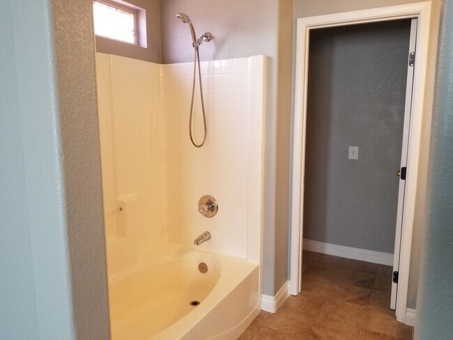 Building Photo - North Las Vegas Upgraded 4 Bedroom!