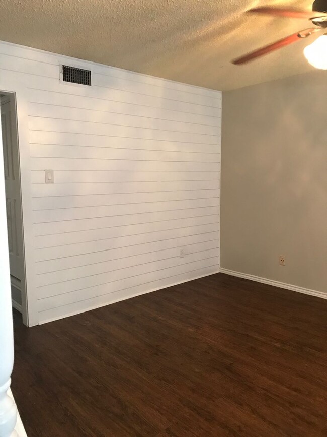 Building Photo - 1610 Sun Valley Dr