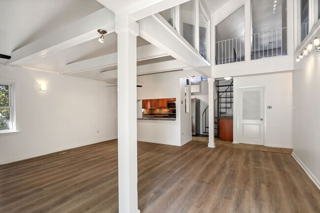 Building Photo - Newly Renovated 3BD/2BA Penthouse, 1/2 Block Off St Charles Ave. Private Roof Deck!