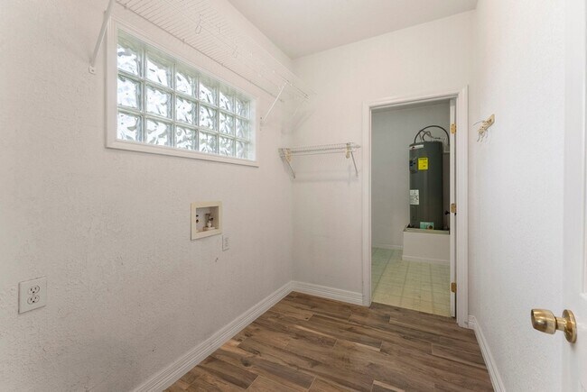 Building Photo - 13942 Longstreet Rd