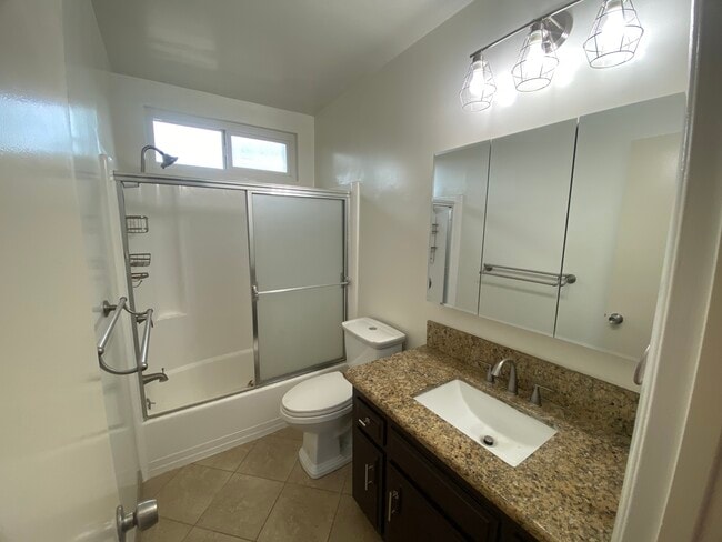 Full bath - 2230 Gates Ave