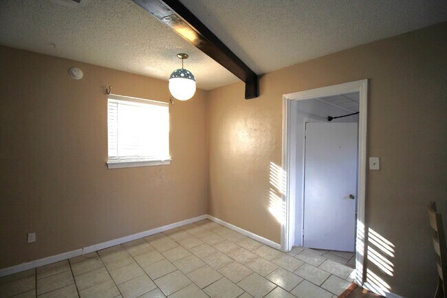Building Photo - 3BR/2BA Home with Bonus Room & Fenced Yard...