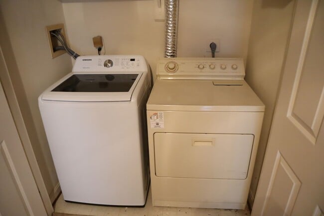 Building Photo - Premium Townhome in Kentlands Hill District