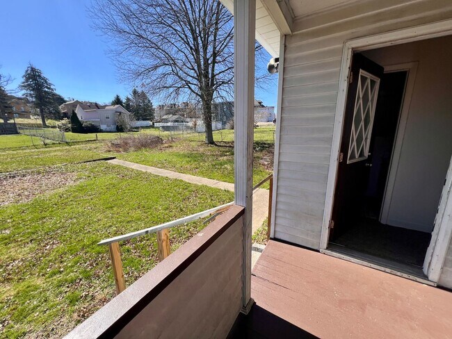 Building Photo - Recently Renovated - 3 bedroom 2 bathroom ...