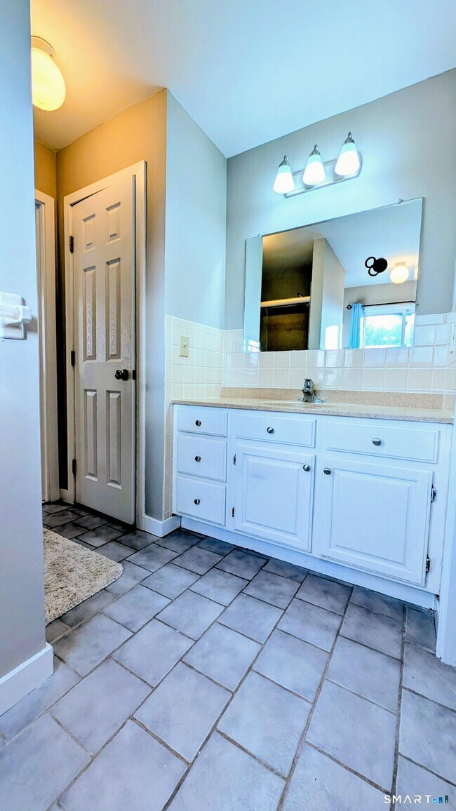 Building Photo - 10 Ledgewood Dr