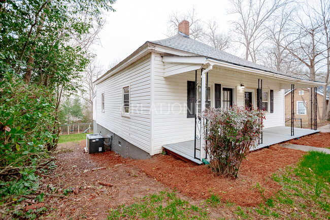 Building Photo - Charming 3 Bedroom in LaGrange!