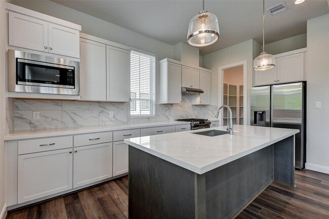 Building Photo - 2710 Grand Fountains Dr