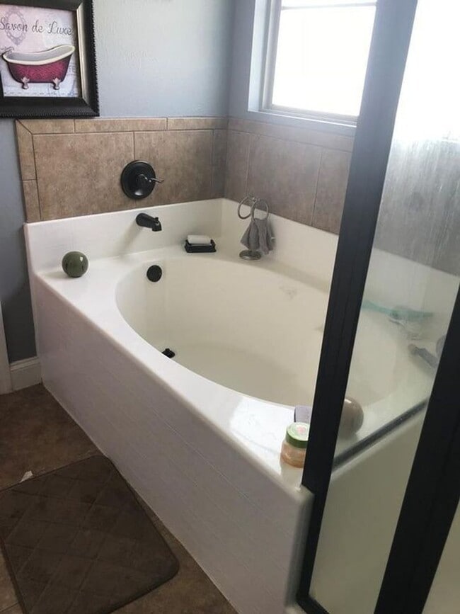 Building Photo - Spacious 3BR/2BA Home in Miller Farms with...