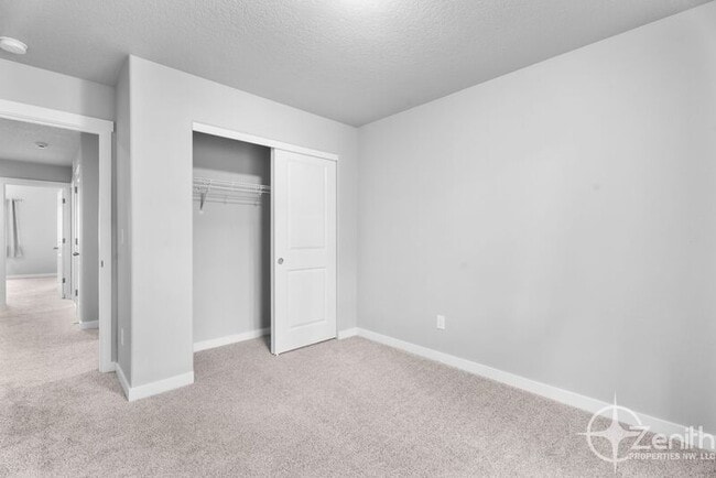 Building Photo - 4712 NE 37th Ct