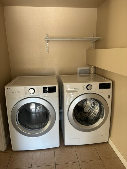 Building Photo - 215 Oro Canyon St