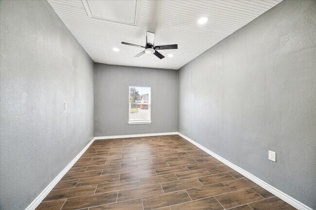 Building Photo - 1900 Oregon St