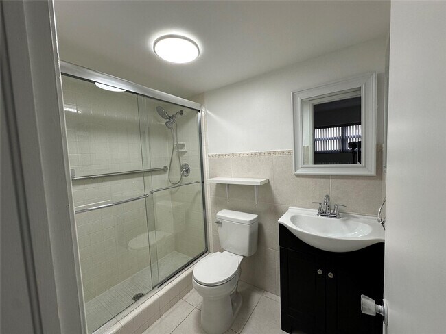 Building Photo - 651 Pine Dr