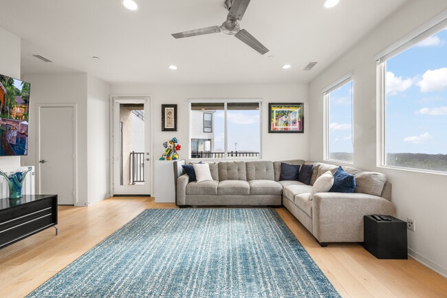 Building Photo - 1068 Hampton Dr