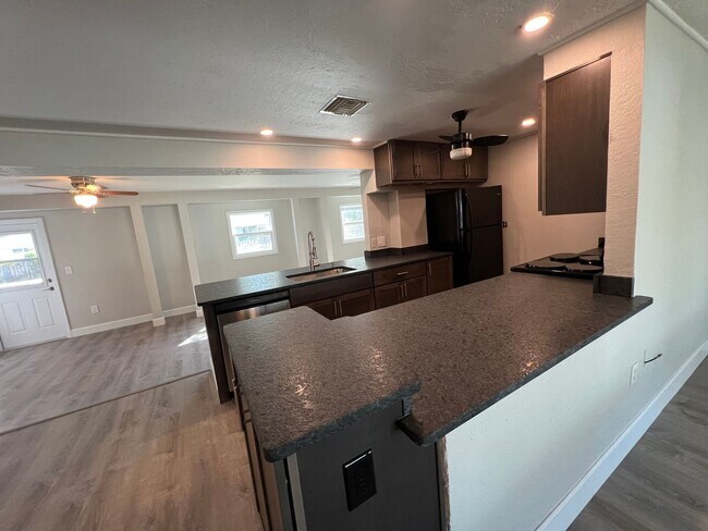 Building Photo - $1,695 ** Annual ** Available 6/1/26 ** Recently Upgraded **3 Bedroom / 2 Bath * Port Charlotte