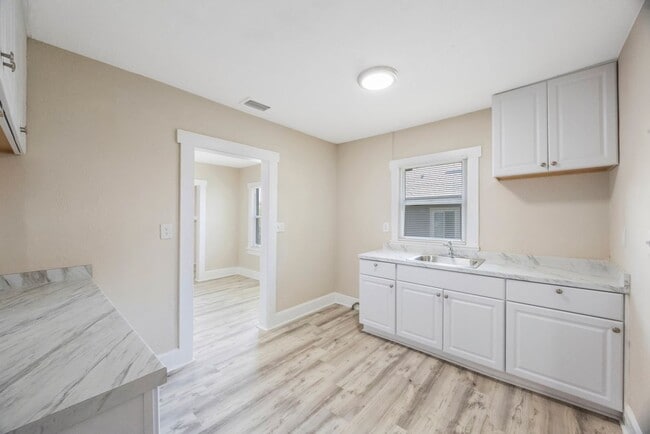 Building Photo - Cosy 2 bedroom 1 bath home with nice size ...