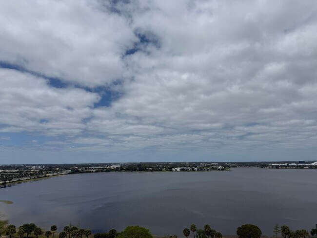 Building Photo - 616 Clearwater Park Rd