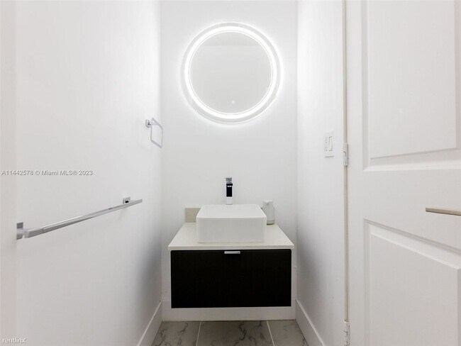 Building Photo - 4 br, 2.5 bath House - 8212 NW 8th Pl # 2