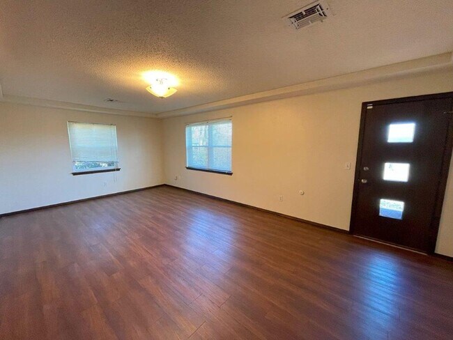 Building Photo - Beautiful 3 bed home for rent in Midwest C...